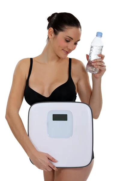 Donna con bottiglia d'acqua e bilancia — Foto Stock