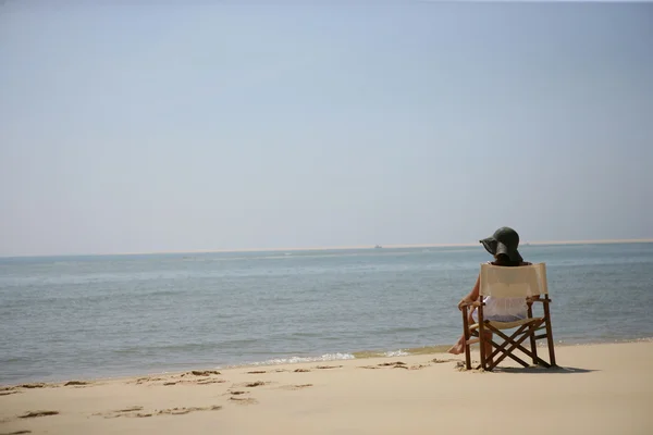 해변에 앉아 있는 여자 — 스톡 사진