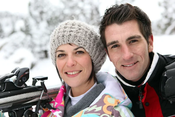 Ski paar — Stockfoto