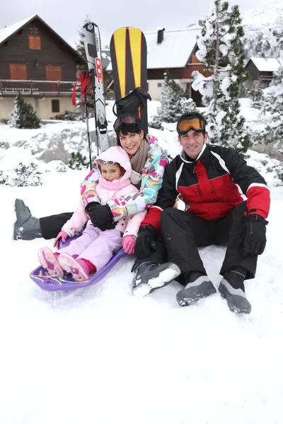 Familj på skidsemester — Stockfoto