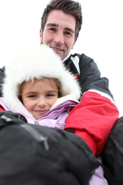 Pai e filha em umas férias de esqui — Fotografia de Stock