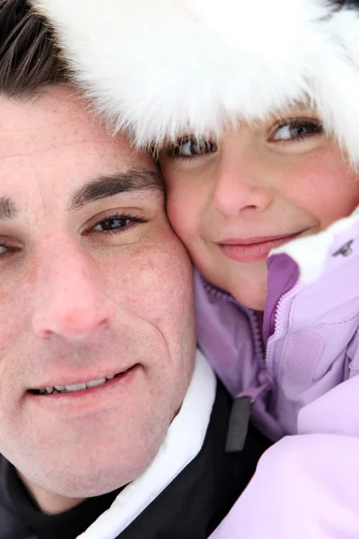 Pai e filha embrulhados para o inverno — Fotografia de Stock