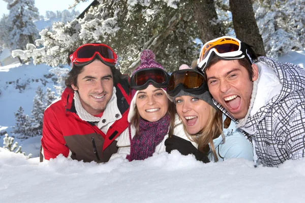 Czterech przyjaciół w śniegu — Zdjęcie stockowe