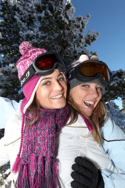 在雪中的两个女性朋友 — 图库照片