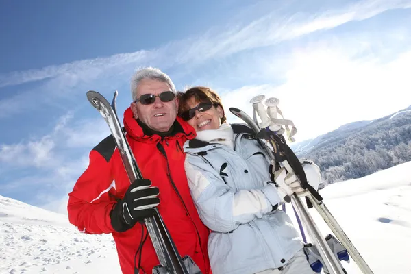 雪の中で年配のカップル — ストック写真