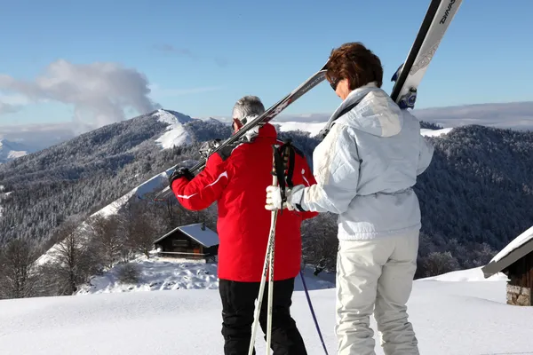 高级滑雪夫妇 — 图库照片