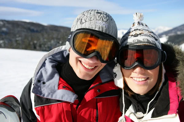 Skiing couple laying in the snow — Stock Photo, Image