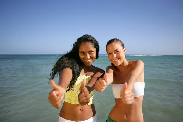 在海滩上玩的两个女朋友 — 图库照片