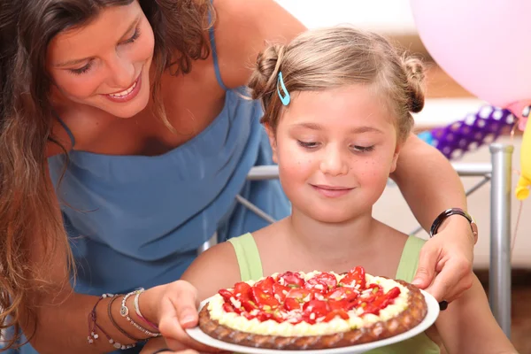 Moeder dochter taart geven — Stockfoto
