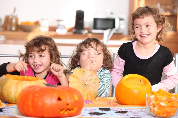 Funny Kids carving pumpkins — Stock Photo, Image
