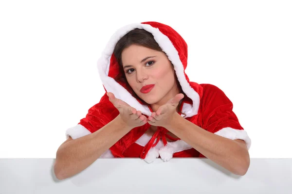 Miss Babbo Natale appoggiata su una lavagna lasciata vuota per il tuo messaggio — Foto Stock