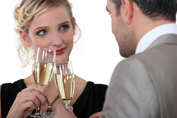 Paar trinkt Champagner — Stockfoto