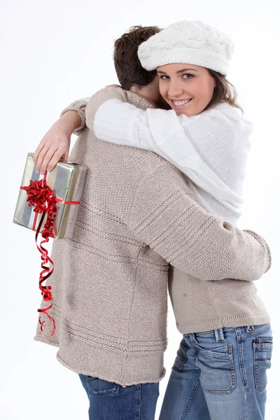 Kvinna tar emot en gåva från sin pojkvän — Stockfoto