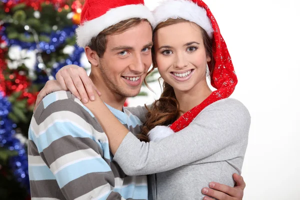 年轻夫妇在圣诞节 — 图库照片