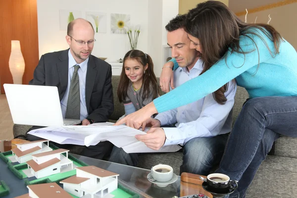 Família com agente imobiliário — Fotografia de Stock