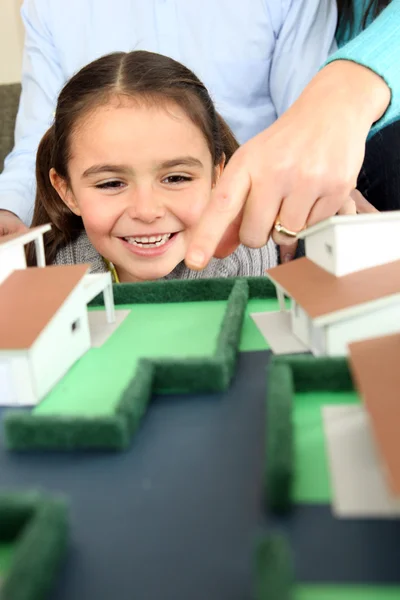 Κοιτάζοντας ένα μοντέλο του ένα συγκρότημα κατοικιών το παιδί — Φωτογραφία Αρχείου