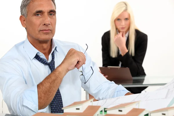 Arquitecto masculino con asistente femenino — Foto de Stock