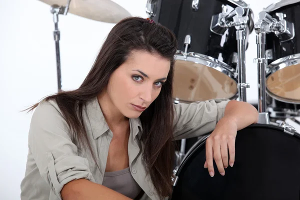 Flicka med trummor — Stockfoto