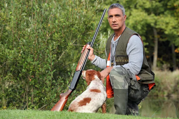 Jäger mit Hund — Stockfoto