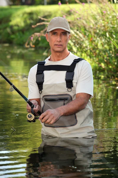 Pescatore guadare nel fiume — Foto Stock