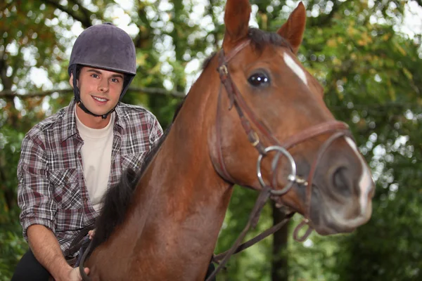 Adolescent équitation un cheval — Photo