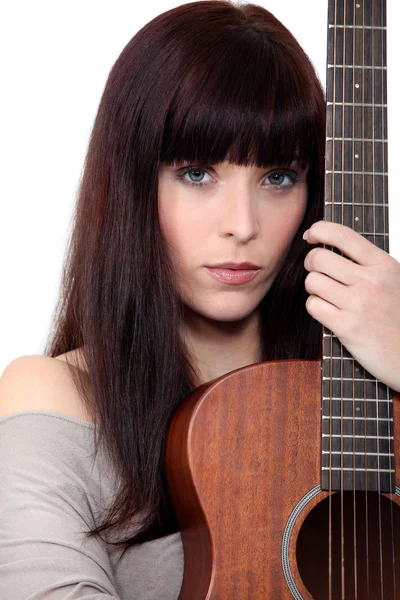 Mulher segurando guitarra acústica — Fotografia de Stock