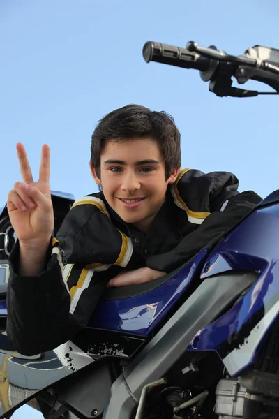 Adolescent garçon tenu par son moto — Photo