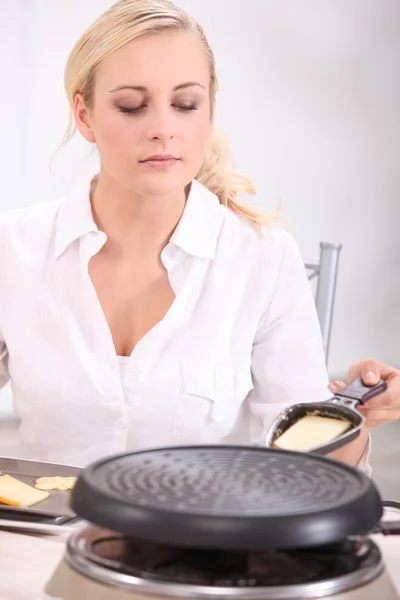 Žena s raclette — Stock fotografie