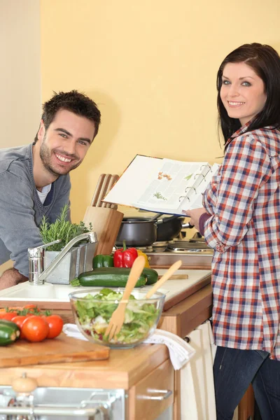 Paar bereitet selbst gekochtes Essen zu — Stockfoto