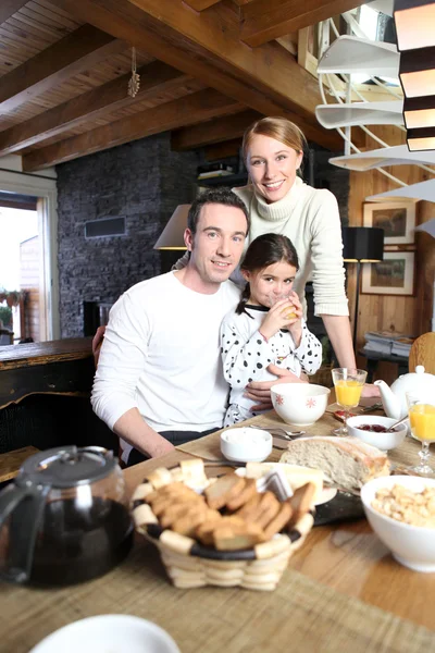 Jovem família reunida na cozinha — Fotografia de Stock