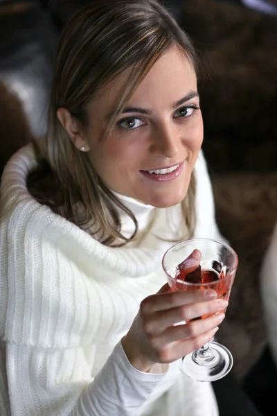 Vrouw die alleen wijn drinkt — Stockfoto