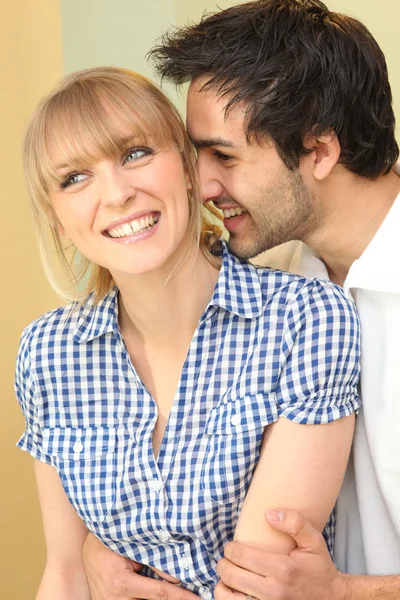 Feliz jovem casal — Fotografia de Stock