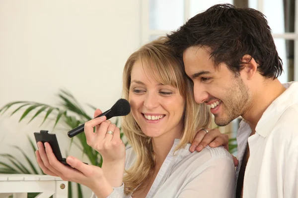 Homem assistindo mulher aplicando maquiagem — Fotografia de Stock