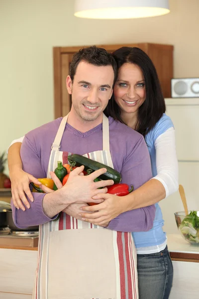 Пара держит различные овощи — стоковое фото