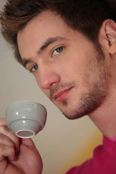 Hombre sosteniendo espresso — Foto de Stock