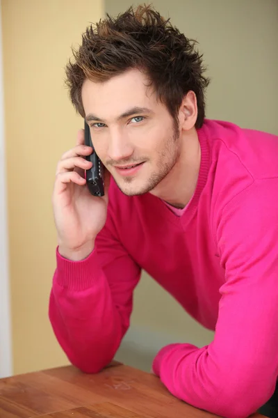 Hombre haciendo una llamada desde casa —  Fotos de Stock