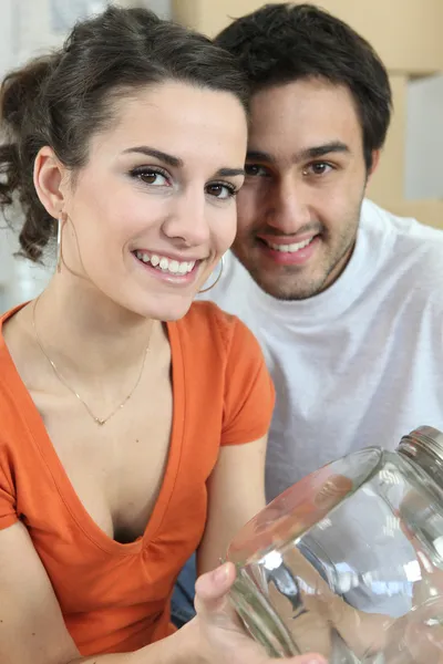 Couple avec pot en verre — Photo