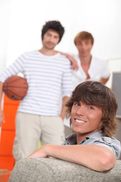 Unga män i sin lägenhet — Stockfoto