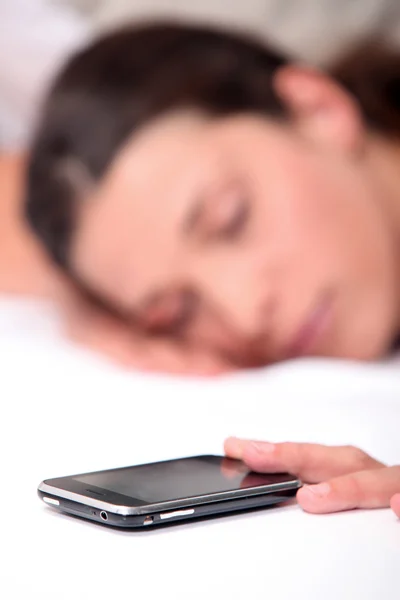 Γυναίκα που κοιμάται δίπλα στο κινητό τηλέφωνο — Φωτογραφία Αρχείου