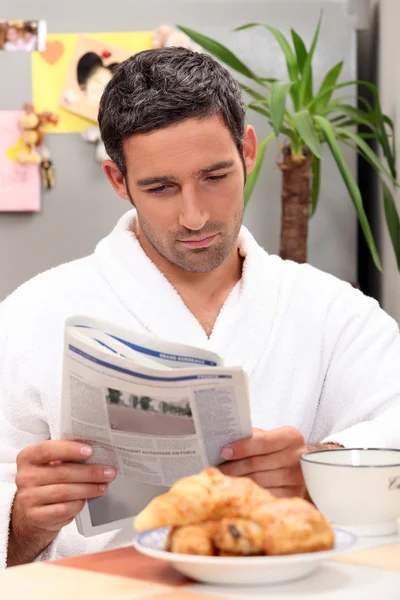 Ο άνθρωπος παίρνει πρωινό με εφημερίδα — Φωτογραφία Αρχείου