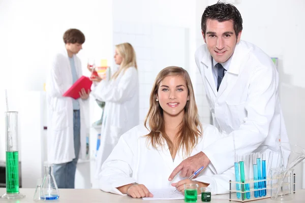 Naturwissenschaftsstudent im Labor Stockbild