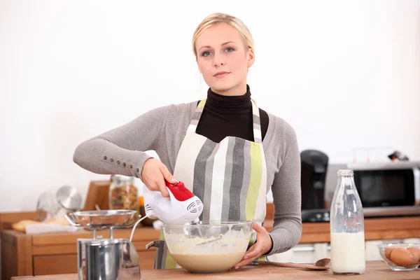 Женщина с блендером на кухне — стоковое фото