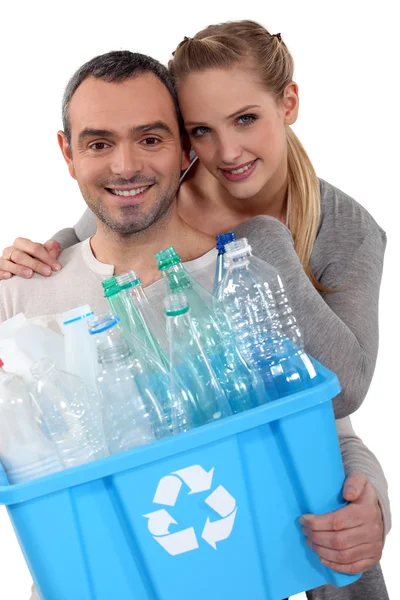 Casal de reciclagem caret de garrafas de plástico — Fotografia de Stock
