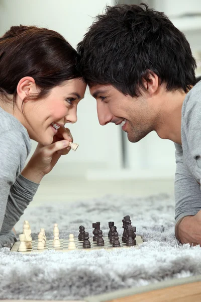 Couple playing chess — Stock Photo, Image