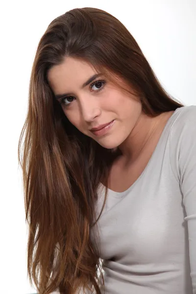 Porträt einer jungen Frau mit langen braunen Haaren — Stockfoto