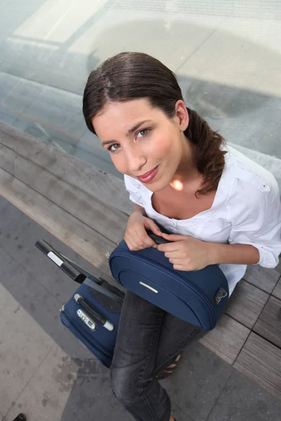 Genç kadın seyahate gidiyor — Stok fotoğraf