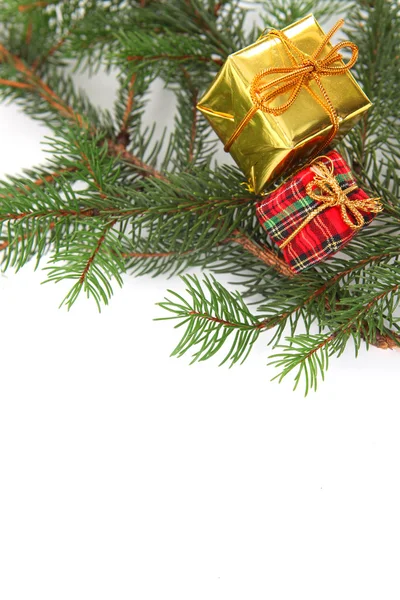 Weihnachtsgeschenke am Baum — Stockfoto