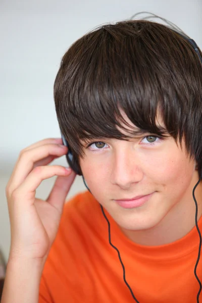Teen with headphones — Stock Photo, Image