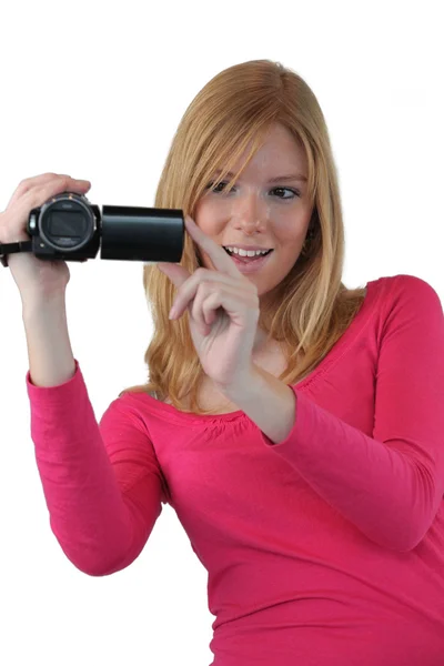 Mulher filmando com câmera de vídeo — Fotografia de Stock