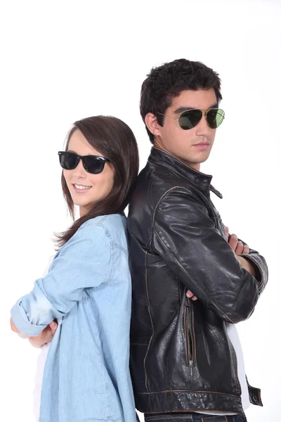 年轻夫妇正在酷的太阳镜和皮革夹克 — 图库照片